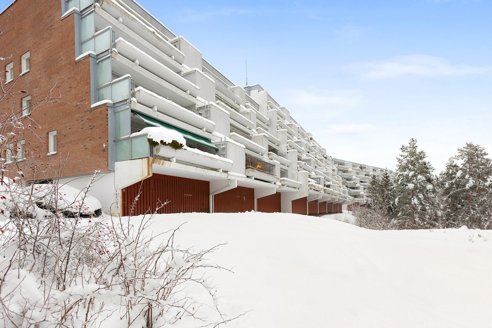 Bygget har en terrassert arkitektur som gir private og usjenerte uteplasser. Galleribilde