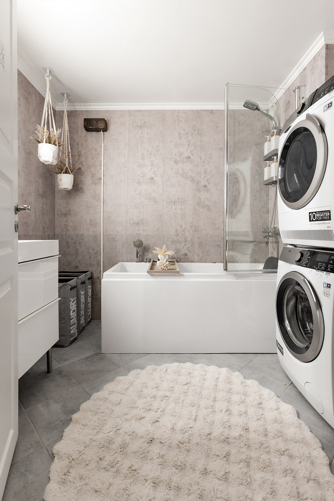 Badet har varmekabler i gulv, er utstyrt med badekar og har opplegg for vaskesøyle. Galleribilde