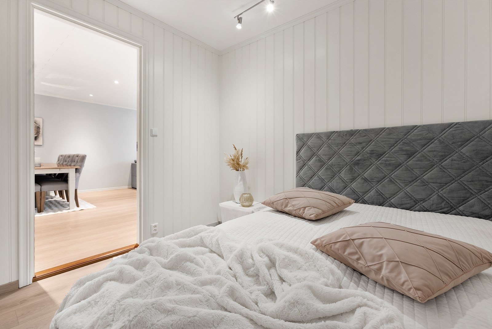 Lyse overflater og panelvegger gir rommet en lun karakter. Galleribilde