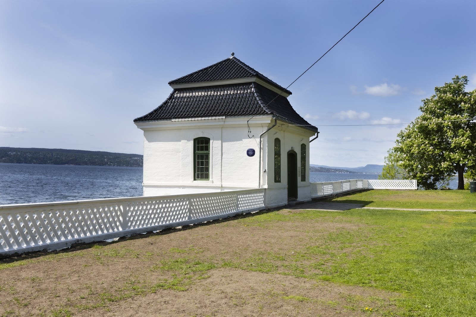 Sjarmerende lysthus og parkområder preger kystlinjen i nærområdet. Galleribilde