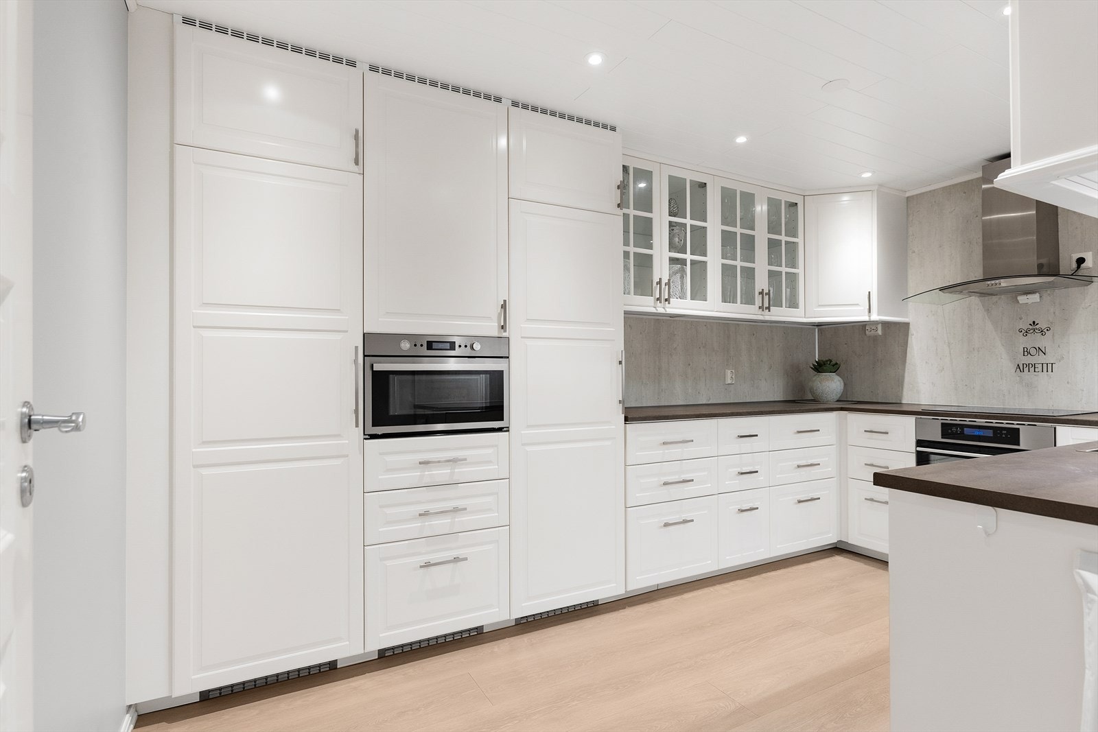 Kjøkkenet har integrert stekeovn og mikrobølgeovn i praktisk arbeidshøyde. Galleribilde