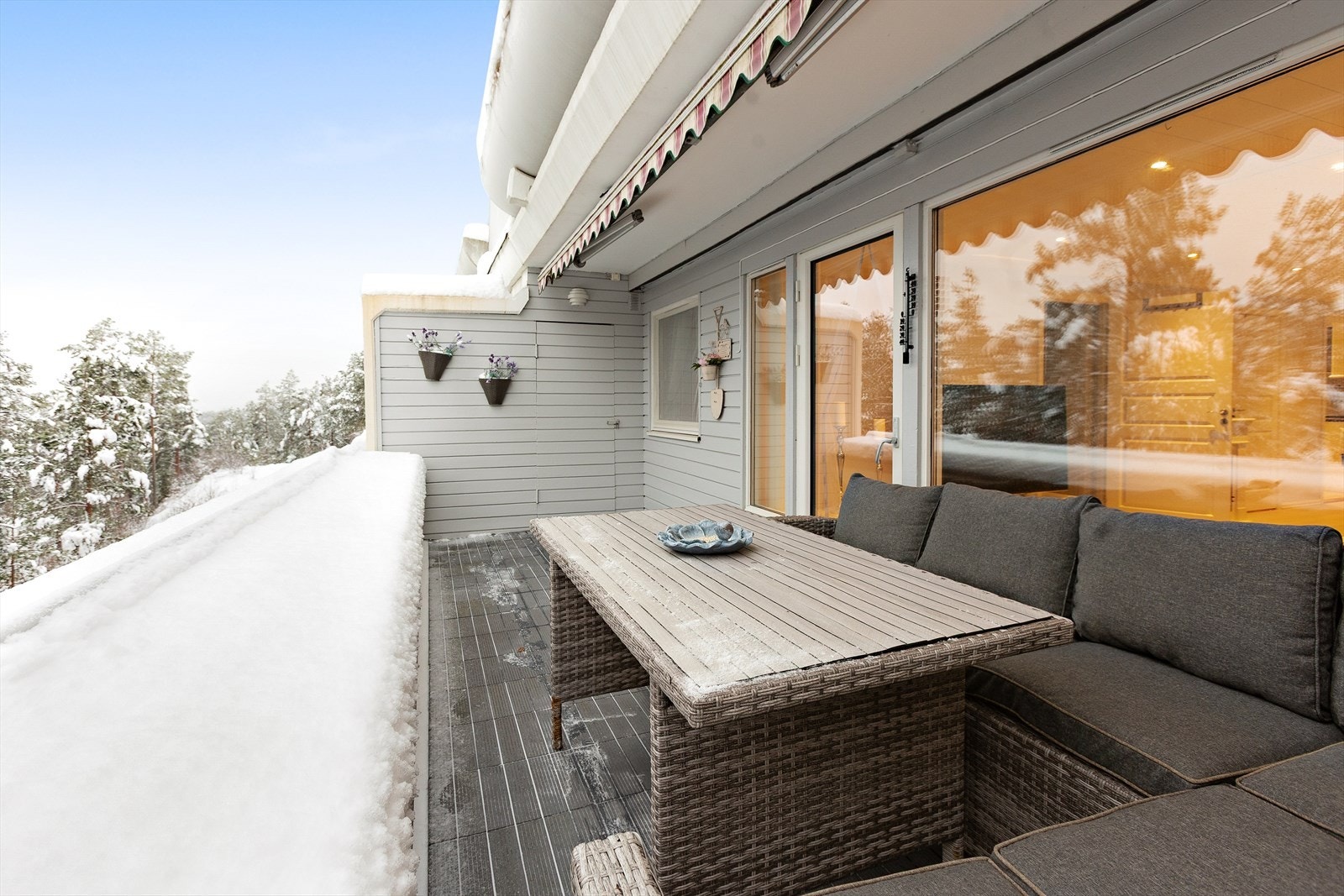 Balkongen er utstyrt med markise, som gir god solskjerming. Galleribilde