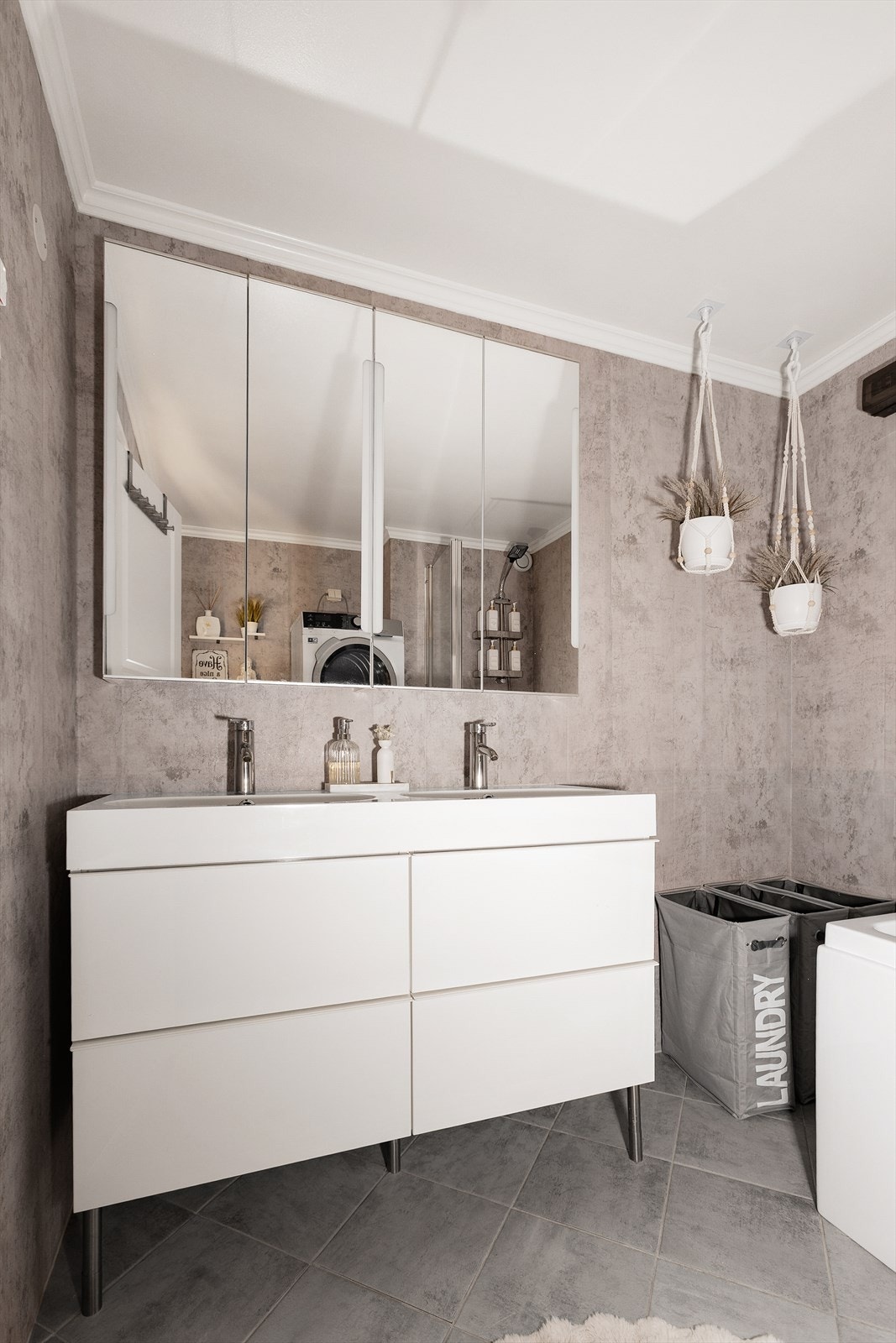 Dobbel servant med tilhørende speilskap gir god plass og oppbevaring. Galleribilde