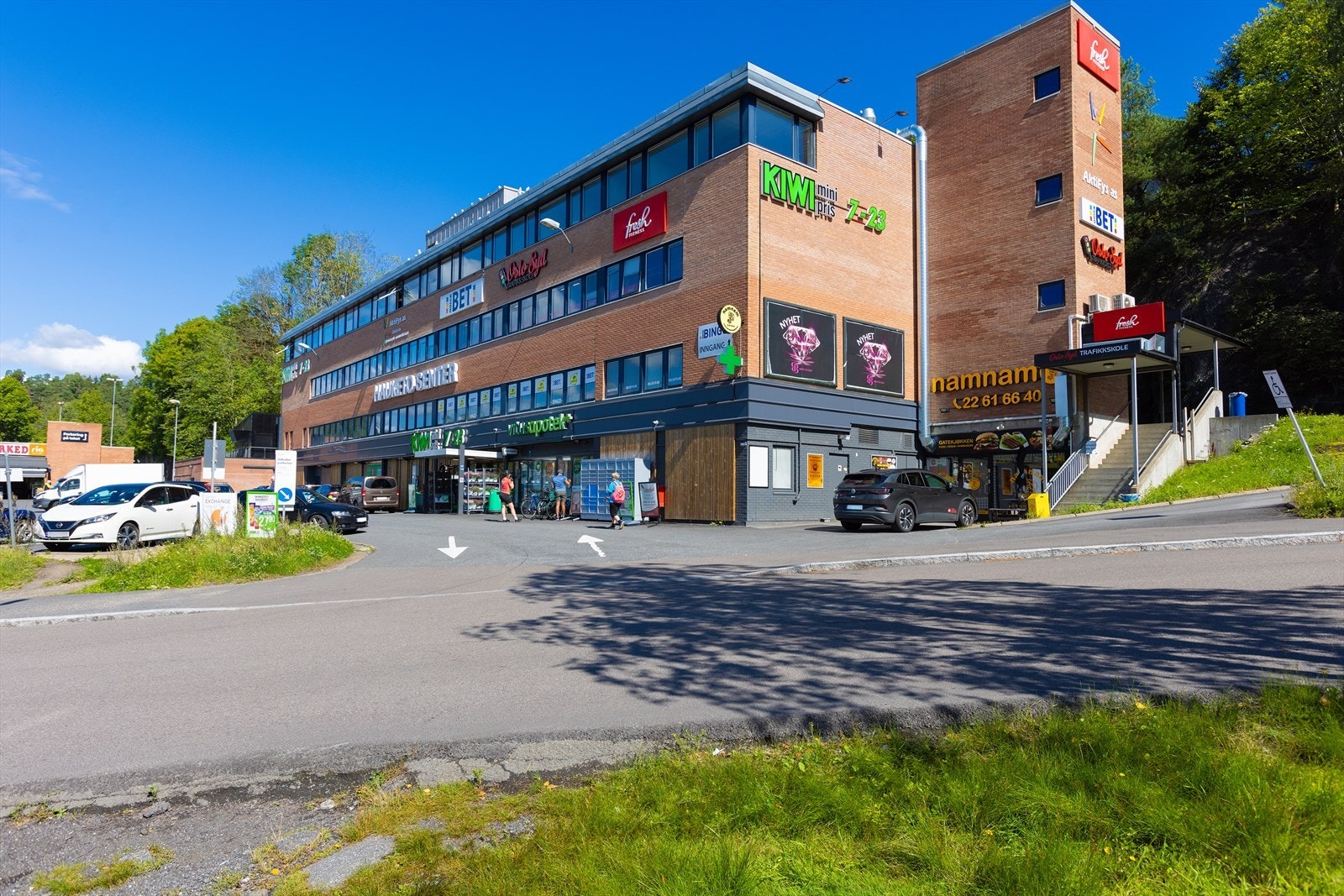 Nærmeste dagligvarehandel, blant annet Kiwi, ligger i gangavstand fra boligen. Galleribilde