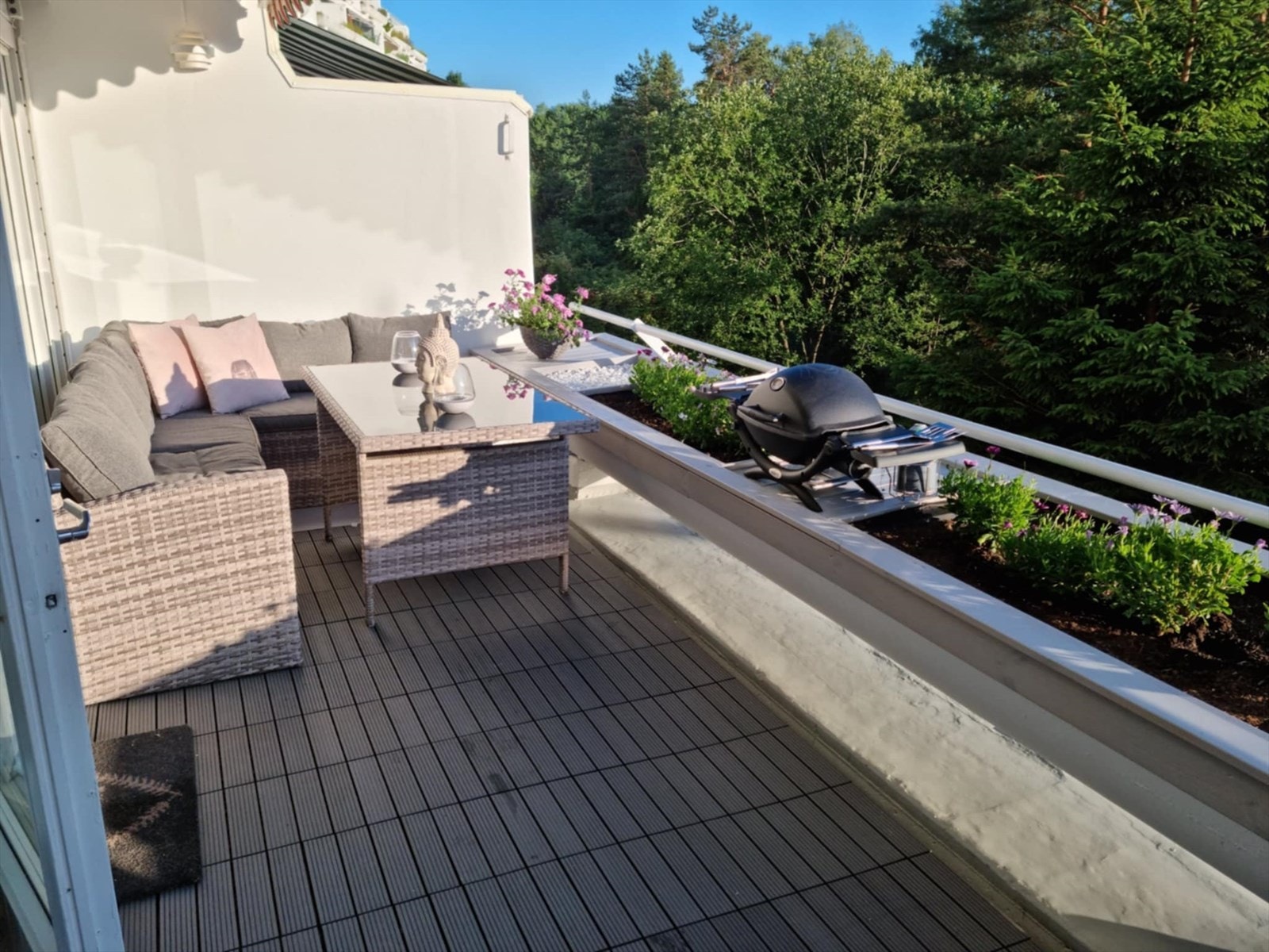 Balkongen har to seksjoner med blomstekasser, med plass til en liten grill i midten. Selgers bilde Galleribilde