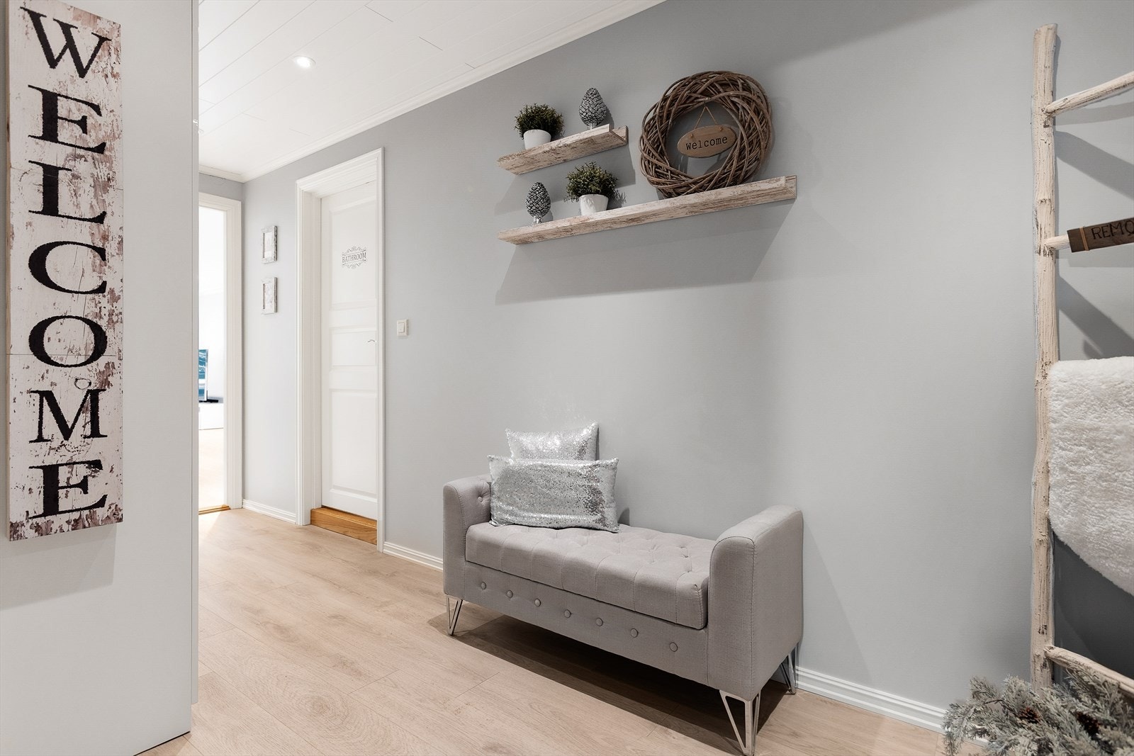 En innbydende entré malt i moderne tidsriktig farge. Til venstre er det stor garderobeløsning med gode oppbevaringsmuligheter. Galleribilde