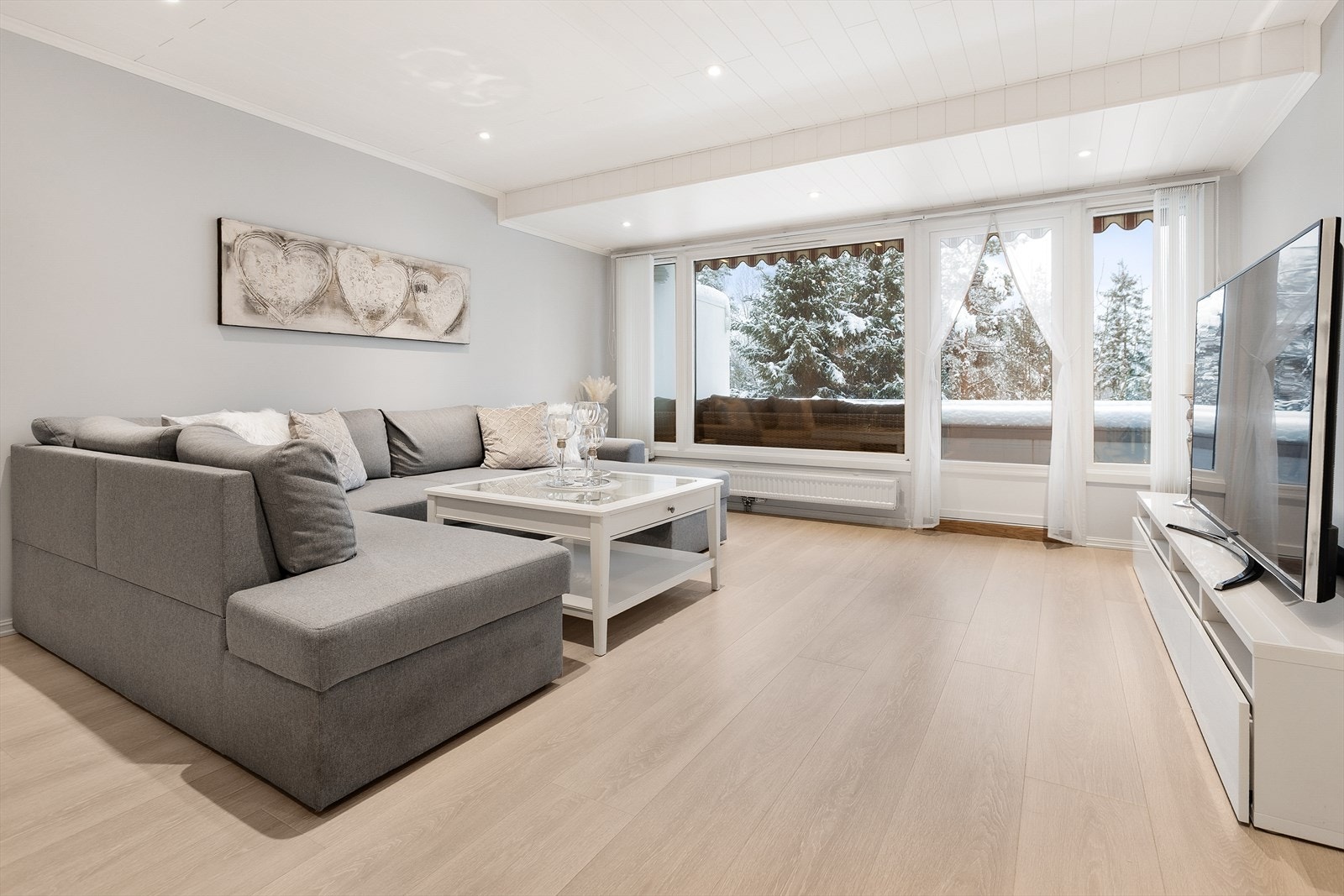 Store vindusflater i stuen slipper inn rikelig med dagslys. Galleribilde