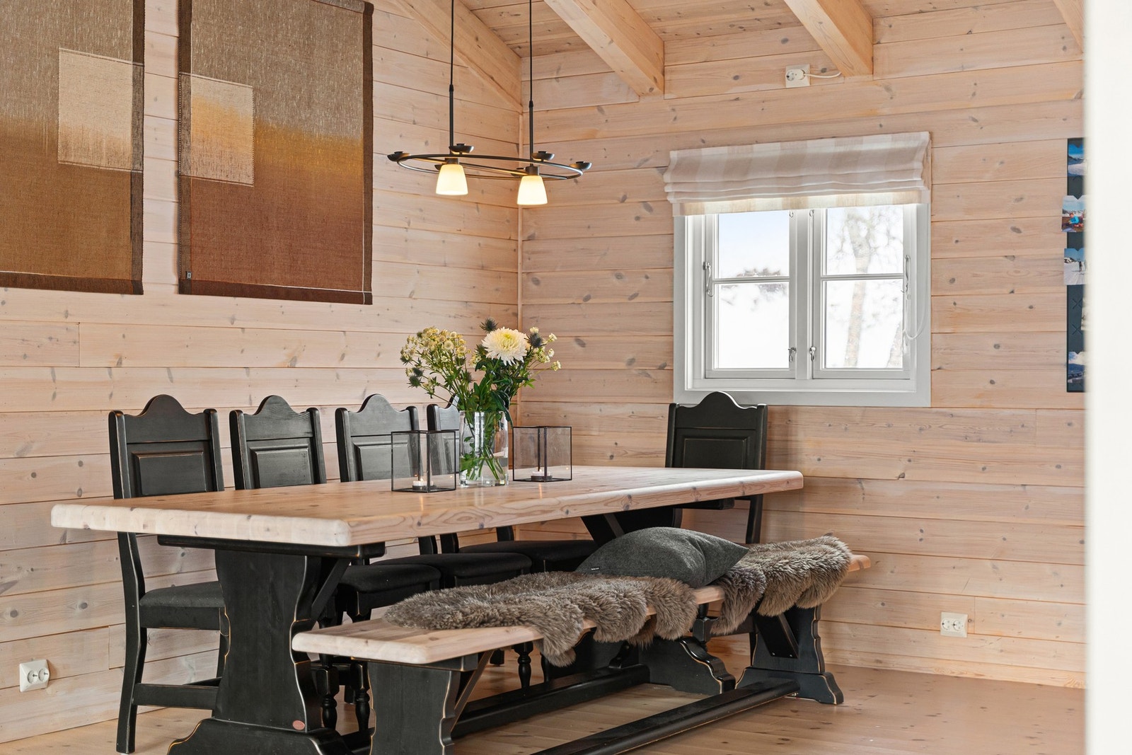 Romslig spiseplass praktisk plassert mellom stue og kjøkken. Galleribilde