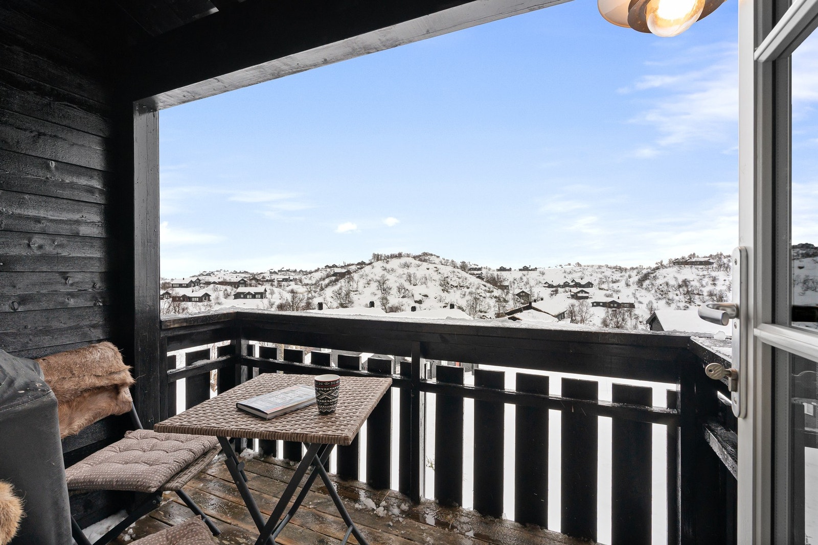 Fra balkongen har man flott utsikt og gode solforhold. Galleribilde