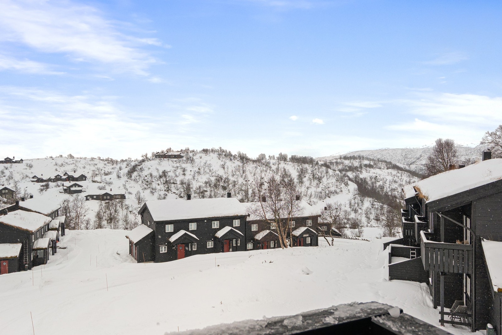 Hytta ligger på øverste rekke på hyttefelte. Dette gir godt med lys, gode solforhold og flott utsikt. Galleribilde