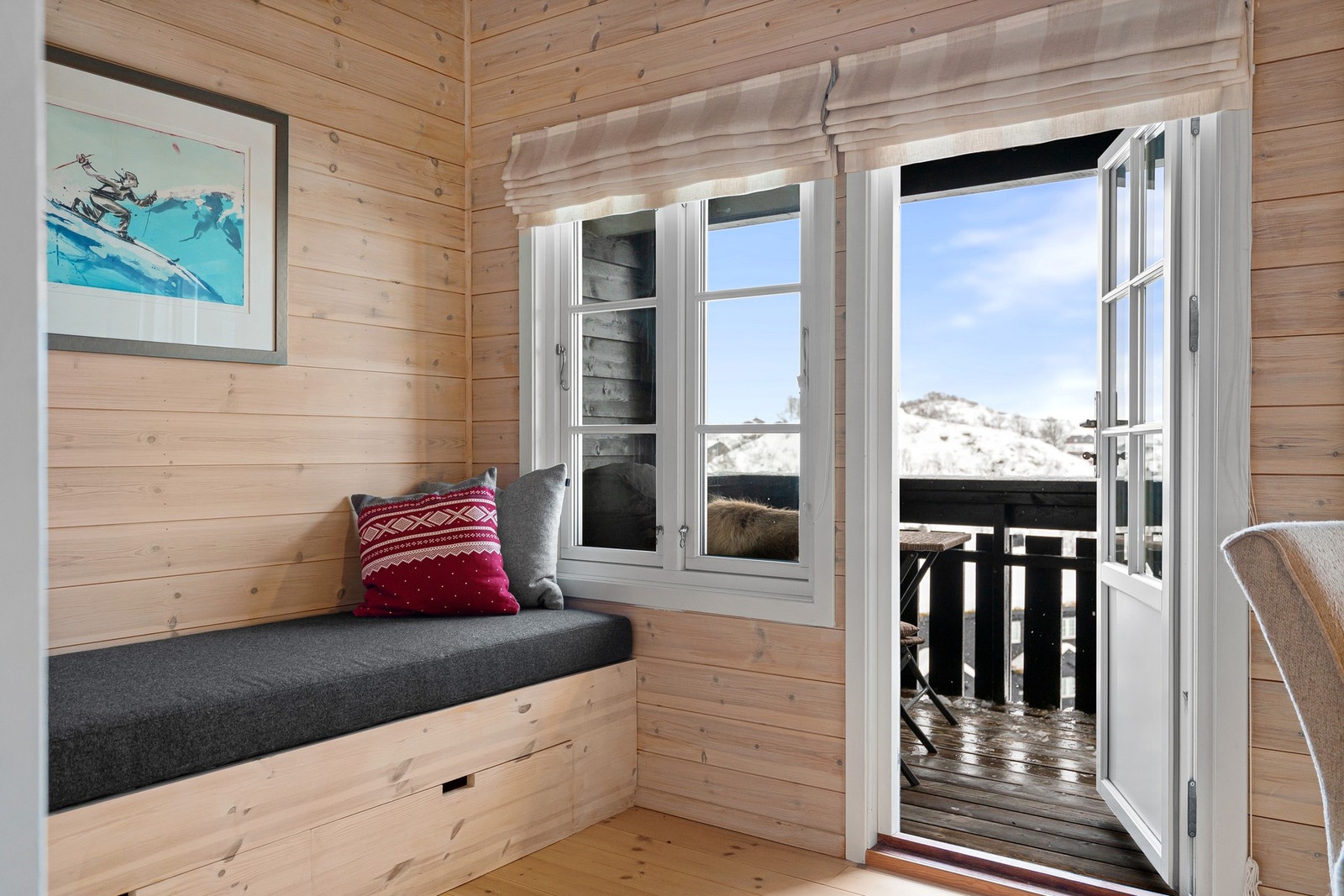 Fra stuen er det direkte utgang til balkong. Galleribilde