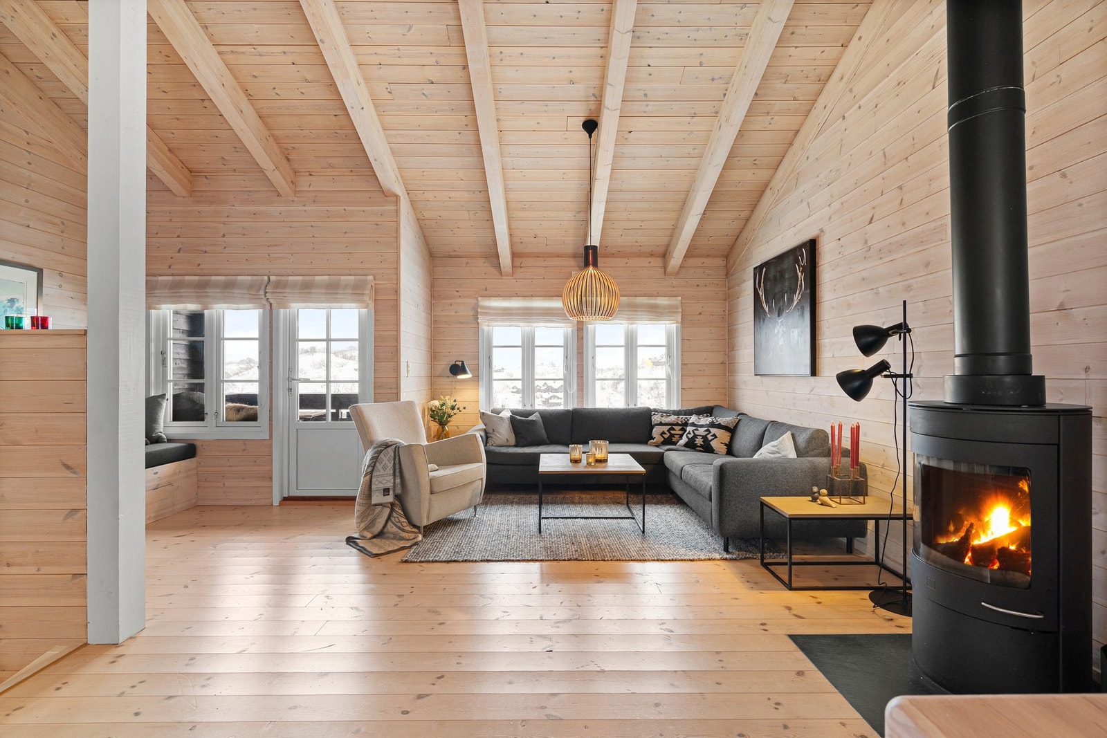 Romslig stue/spisestue med peis og utgang til balkong. Galleribilde