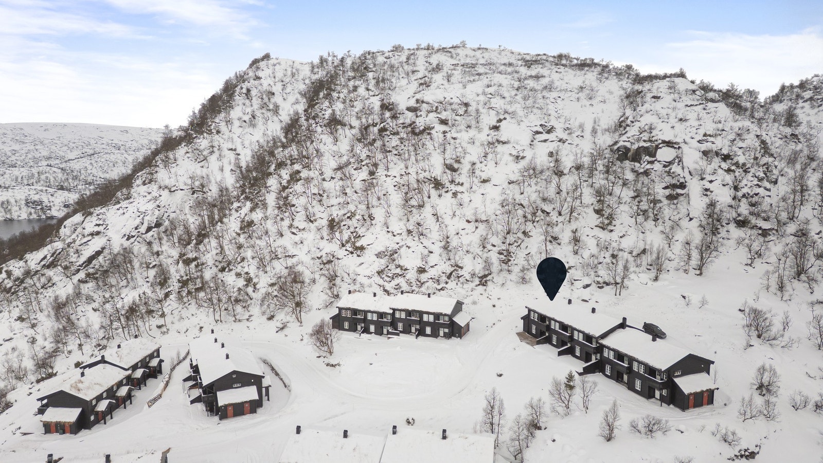 Hytta ligger idyllisk og rolig til innerst på Ådneram. Fra hytta er det kun 2-3 min gange til langrennsløypene. Galleribilde