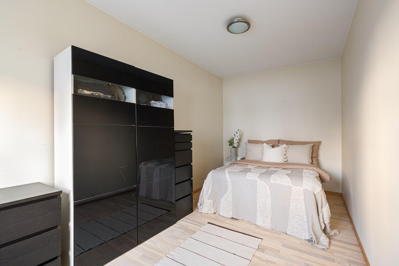 Det er ett romslig soverom med plass til dobbeltseng og garderobeskap. Galleribilde