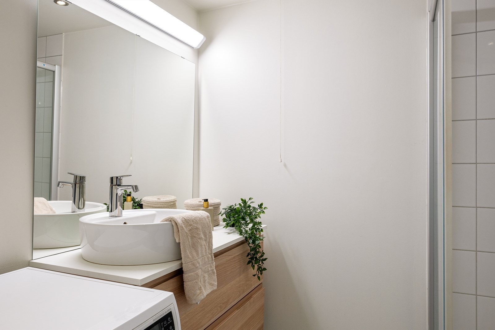 Badet har fliser på gulv og i dusjsone. Bad med varme i gulv. Galleribilde