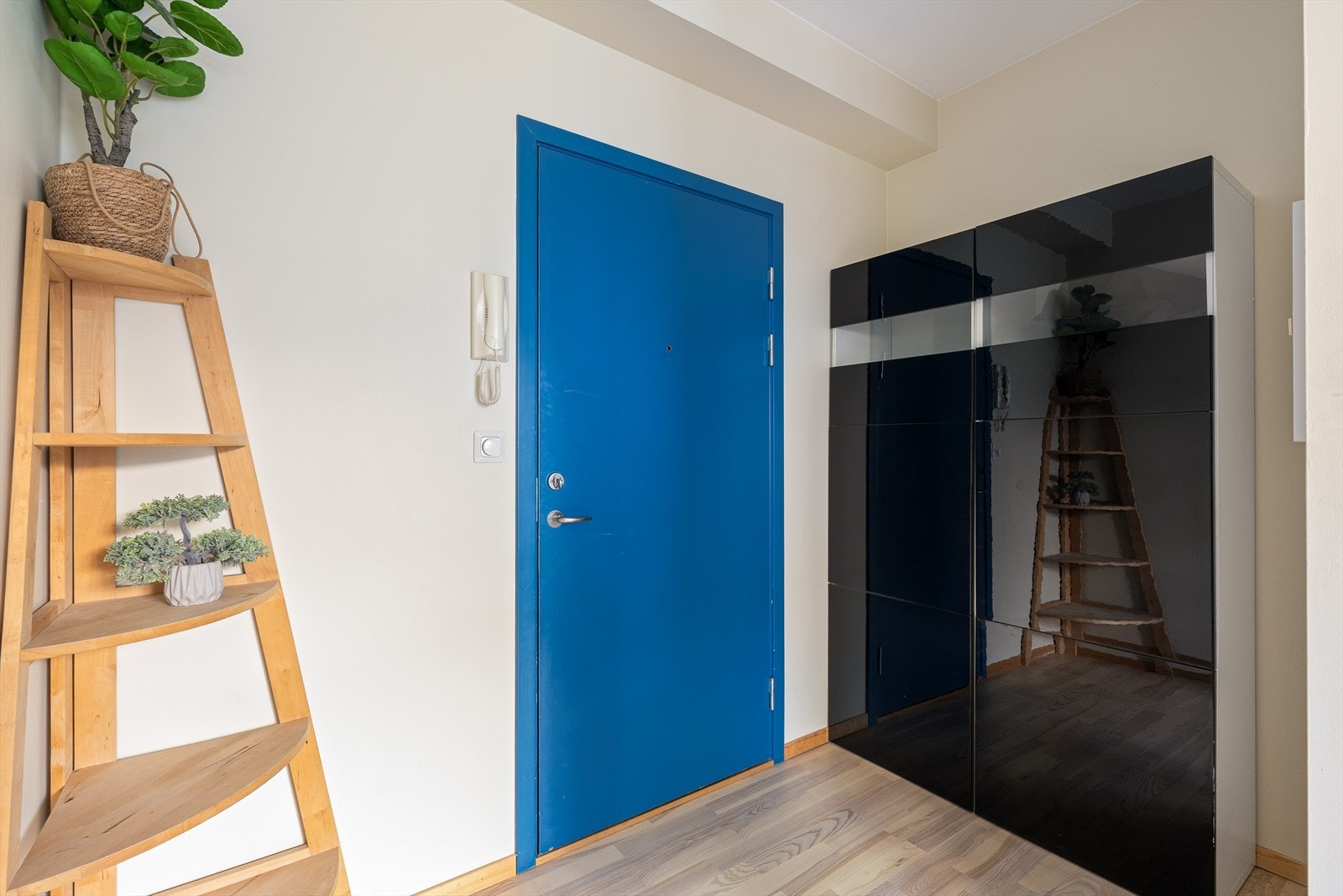 Lys gang med plass til å henge av seg yttertøy i garderobeskap. Galleribilde