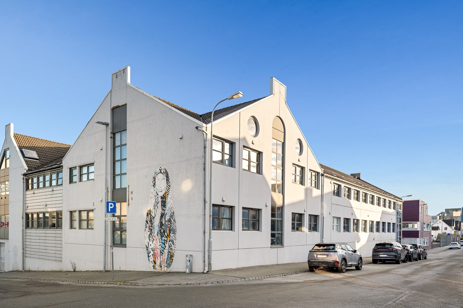 I nærområdet finner du et bredt utvalg av dagligvarebutikker, kaféer, restauranter og øvrige servicetilbud. Det er også gode treningsmuligheter i området, med flere treningssentre innen kort avstand. Galleribilde