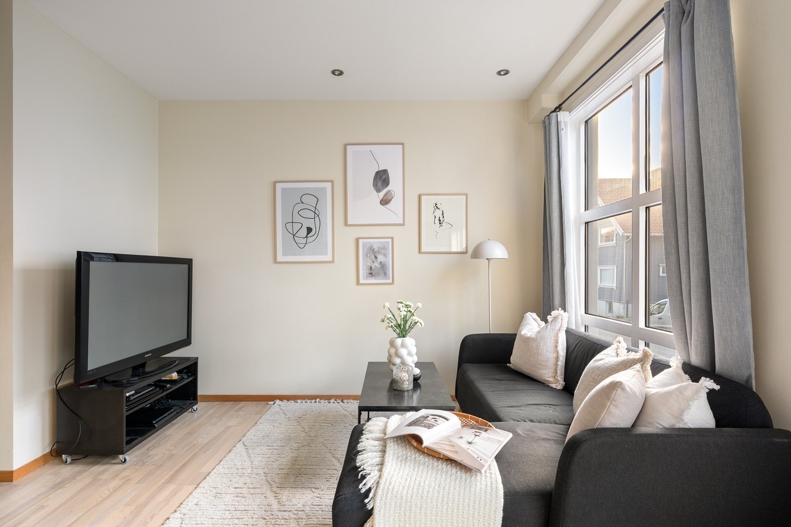 Vegger er malt i lyse fargevalg og det er spotter i himling og laminat på gulv foruten om bad som er flislagt Galleribilde