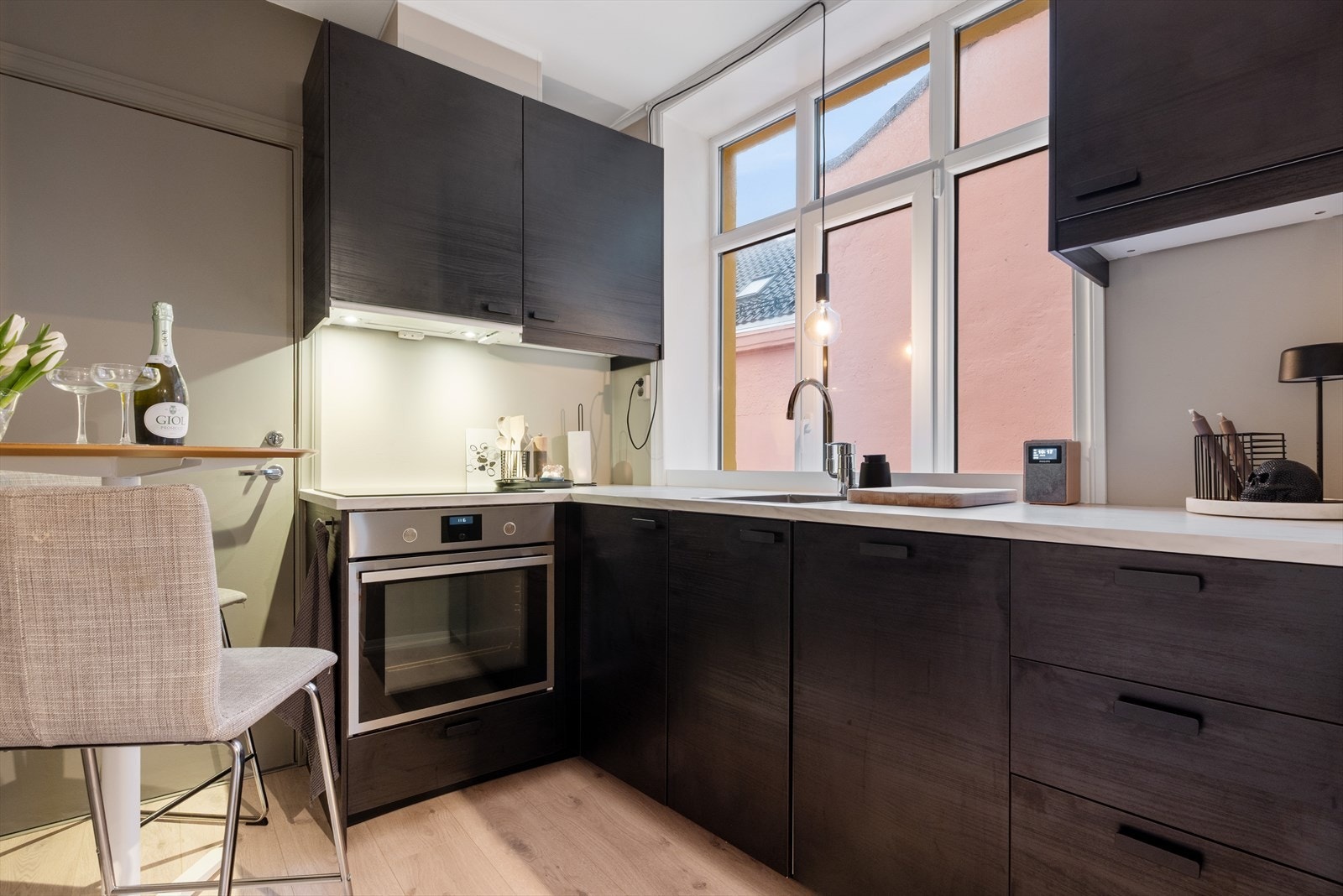 Flott kjøkken med glatte fronter og integrerte hvitevarer Galleribilde