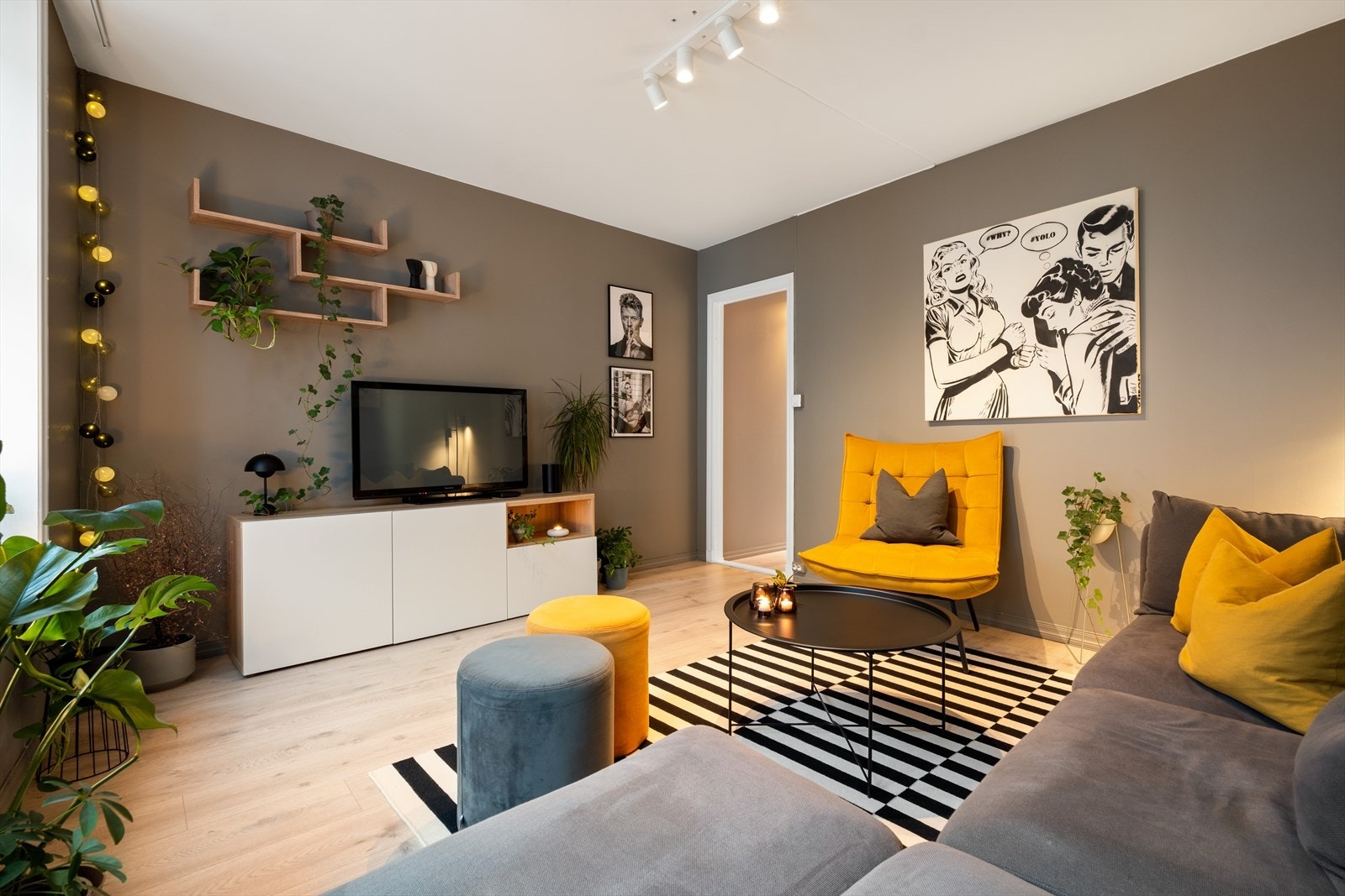 15 kvm. stue med god sitteplass og moderne farger Galleribilde