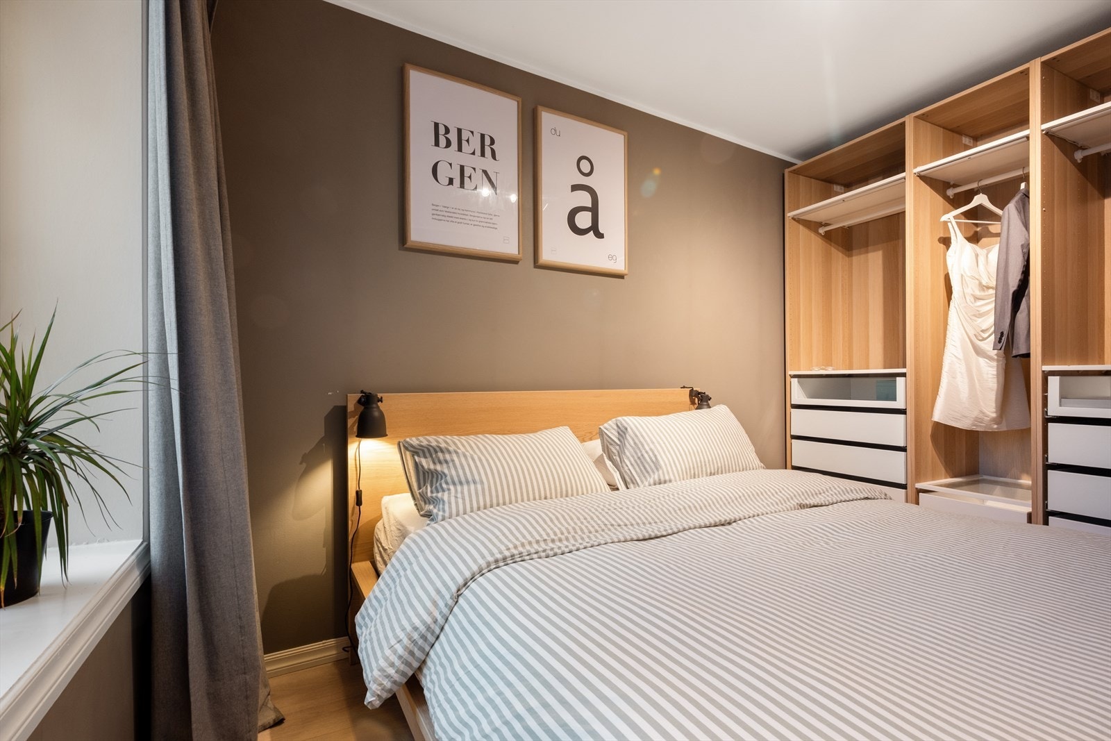 Flott soverom med god garderobeplass Galleribilde