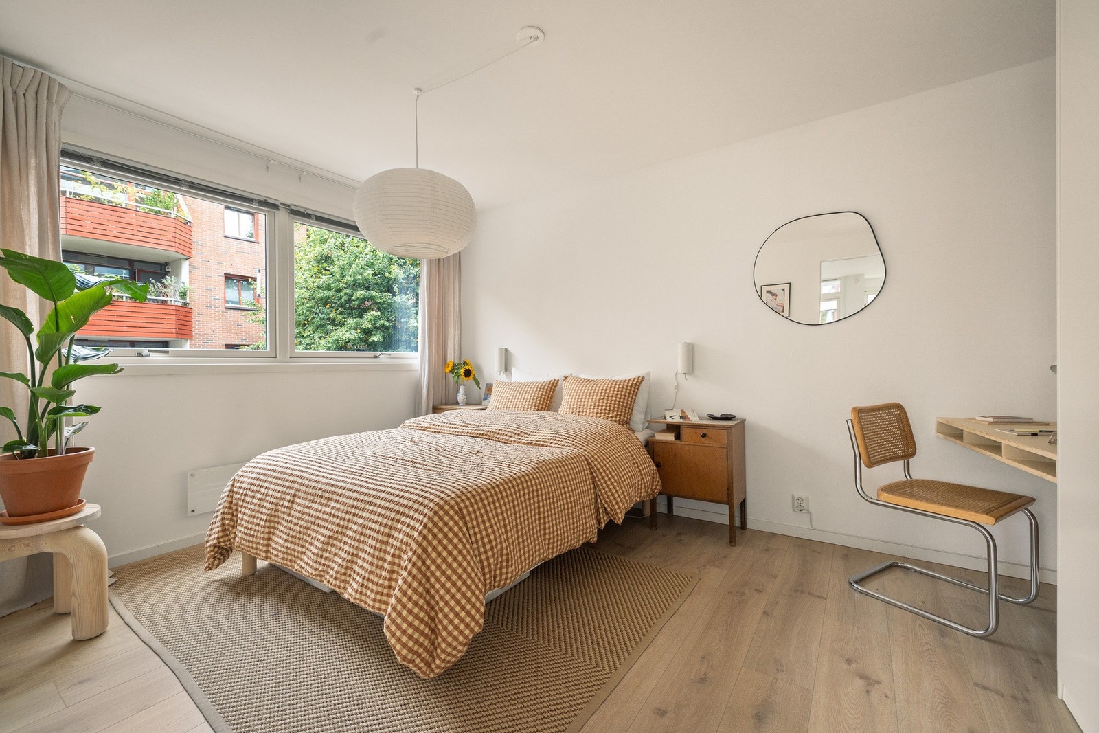 Et stort vindu sørger for rikelig med naturlig lys og samtidig begrenset innsyn. Galleribilde