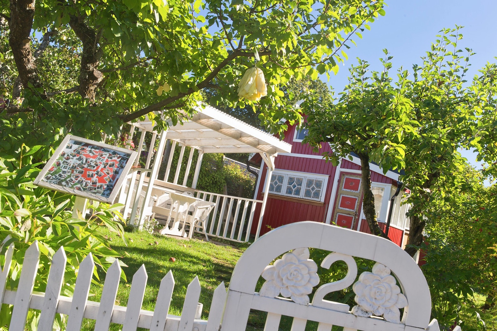 Hjemmets Kolonihager - et idyllisk og veletablert kolonihageområde i nærområdet, kjent for grønne omgivelser og hyggelige uteplasser. Galleribilde