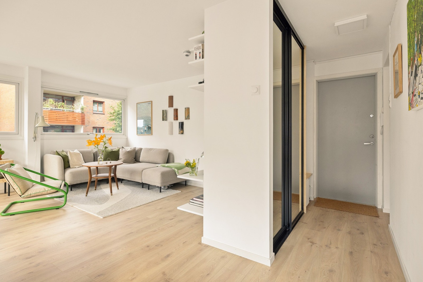 Lysmalte vegger og lyst laminatgulv (2019) gir et stilrent uttrykk og et ideelt utgangspunkt for å skape ditt eget personlige preg. Galleribilde