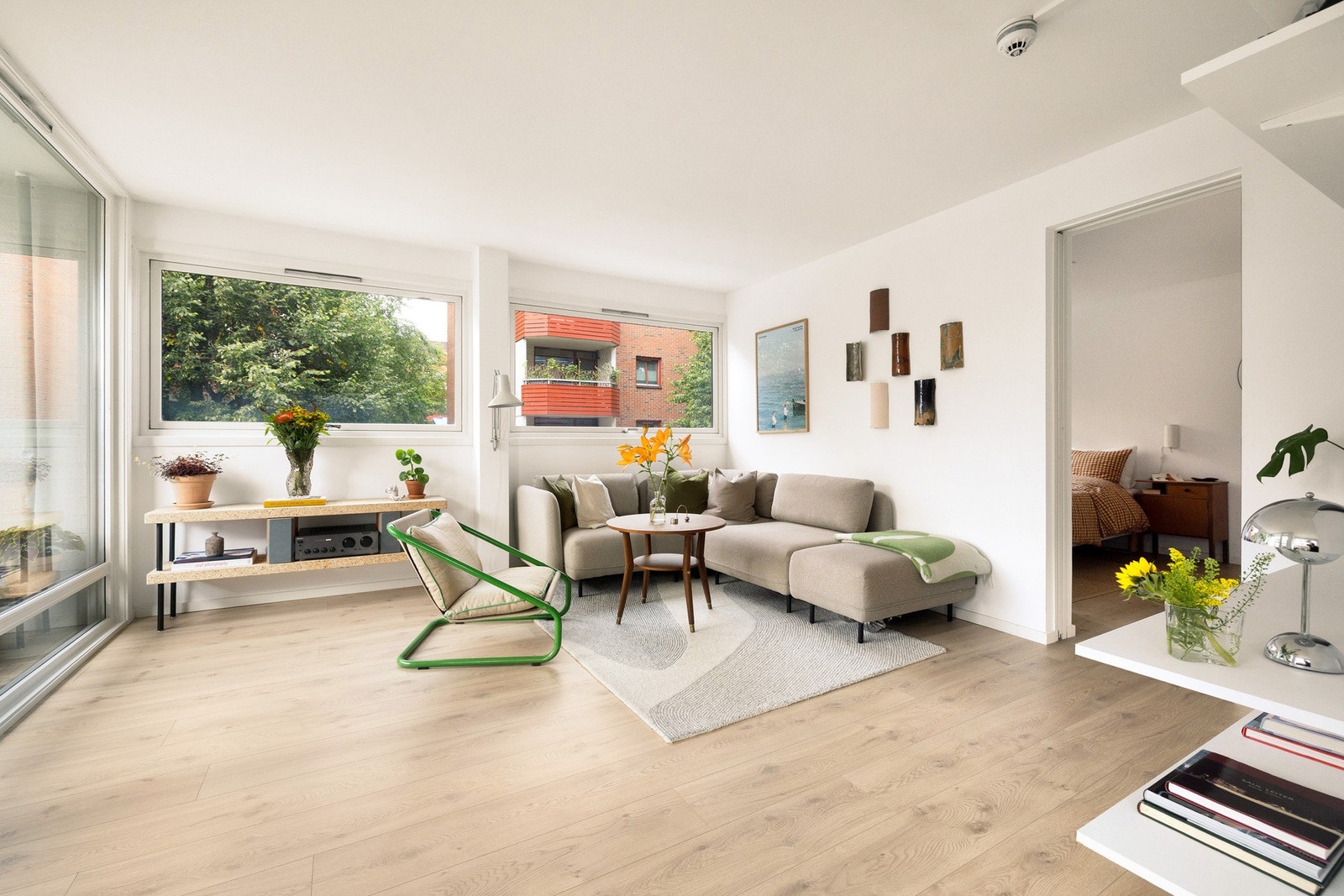 Stuen fremstår som et allsidig og innbydende oppholdsrom. Galleribilde