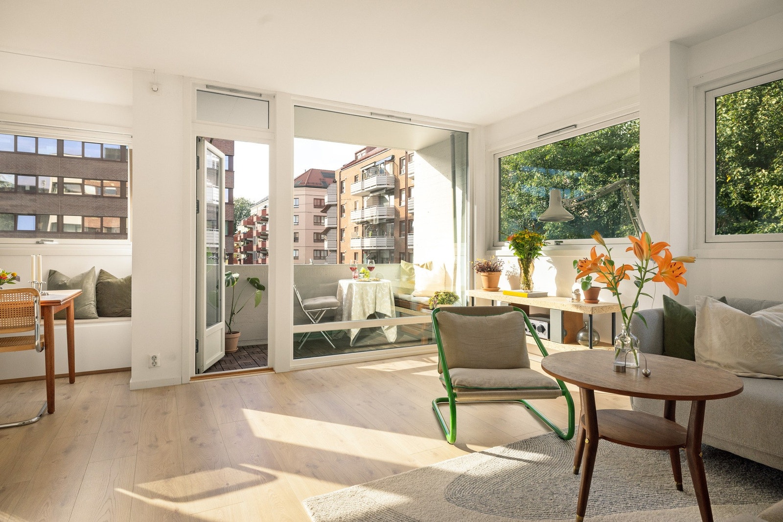 Fra stuen er det direkte utgang til balkong, som forlenger oppholdsrommet. Galleribilde