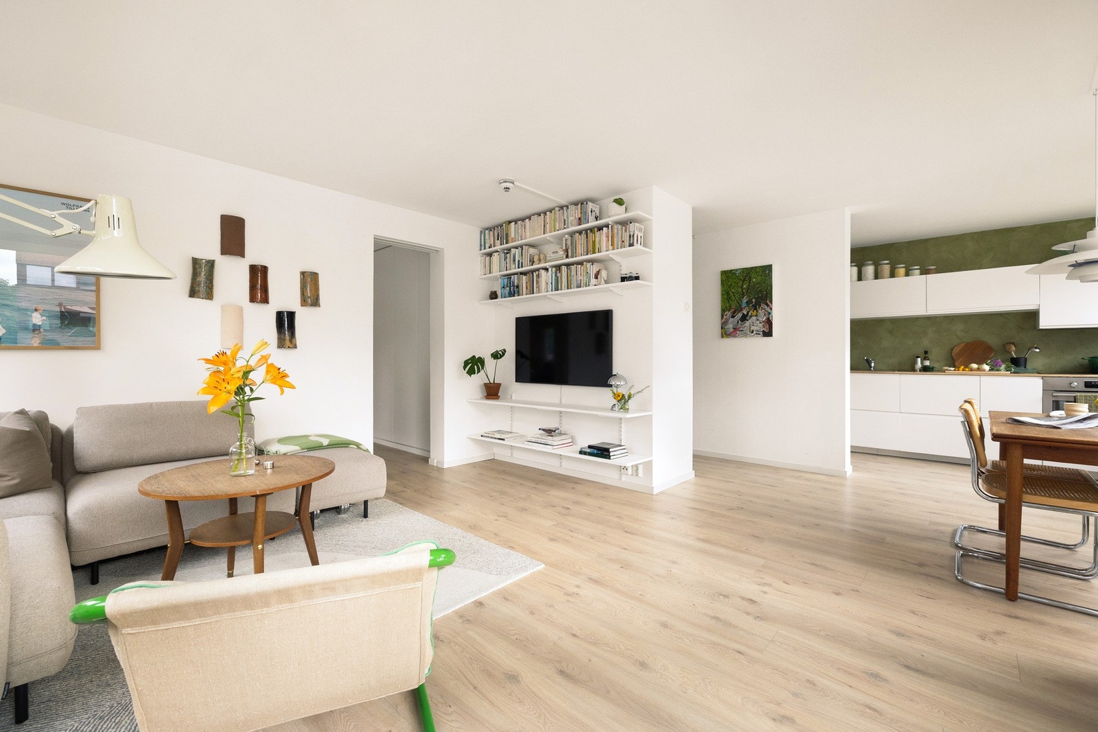 Stuen er hjertet i boligen med gode møbleringsmuligheter og naturlig flyt mot kjøkkenet. Galleribilde