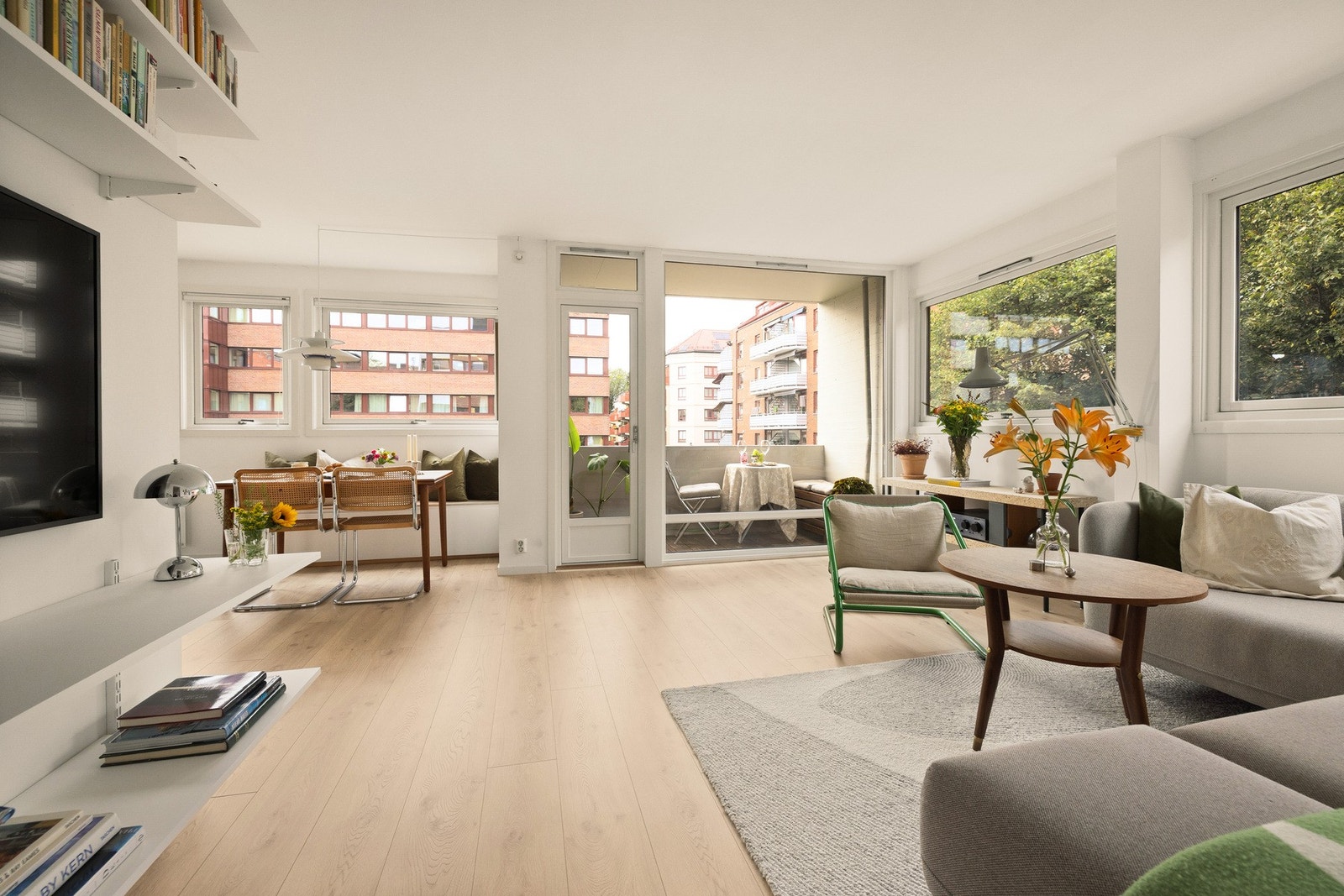 Leiligheten preges av store vindusflater som slipper rikelig med dagslys inn og gir en luftig og behagelig romfølelse i hele boligen. Galleribilde