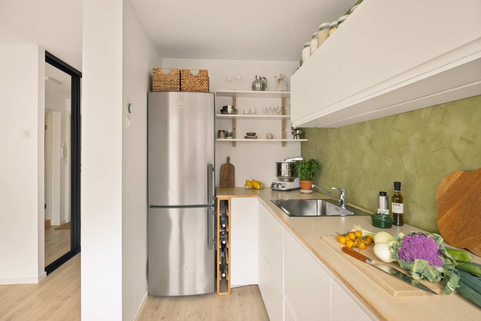 Kjøkkenet er utstyrt med hvitevarer fra IKEA og Electrolux. Merk at kjøleskapet er frittstående. Galleribilde