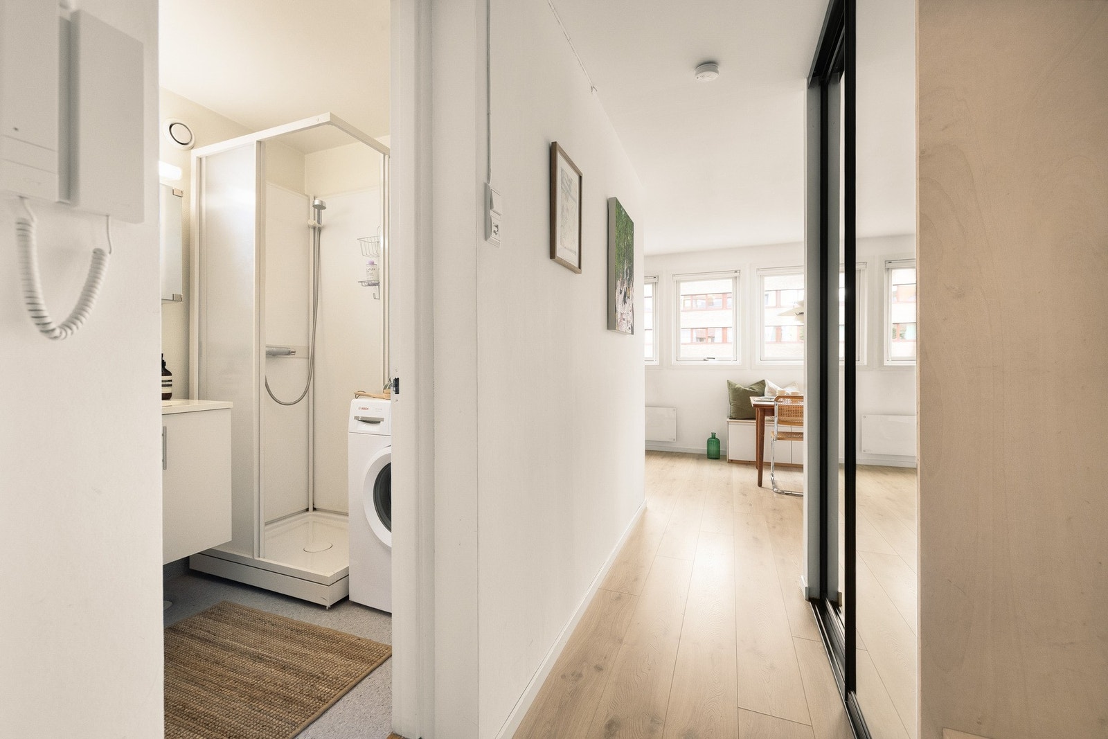 Fra entréen er det åpent inn mot stuen, noe som skaper en god flyt og en behagelig romfølelse. Galleribilde