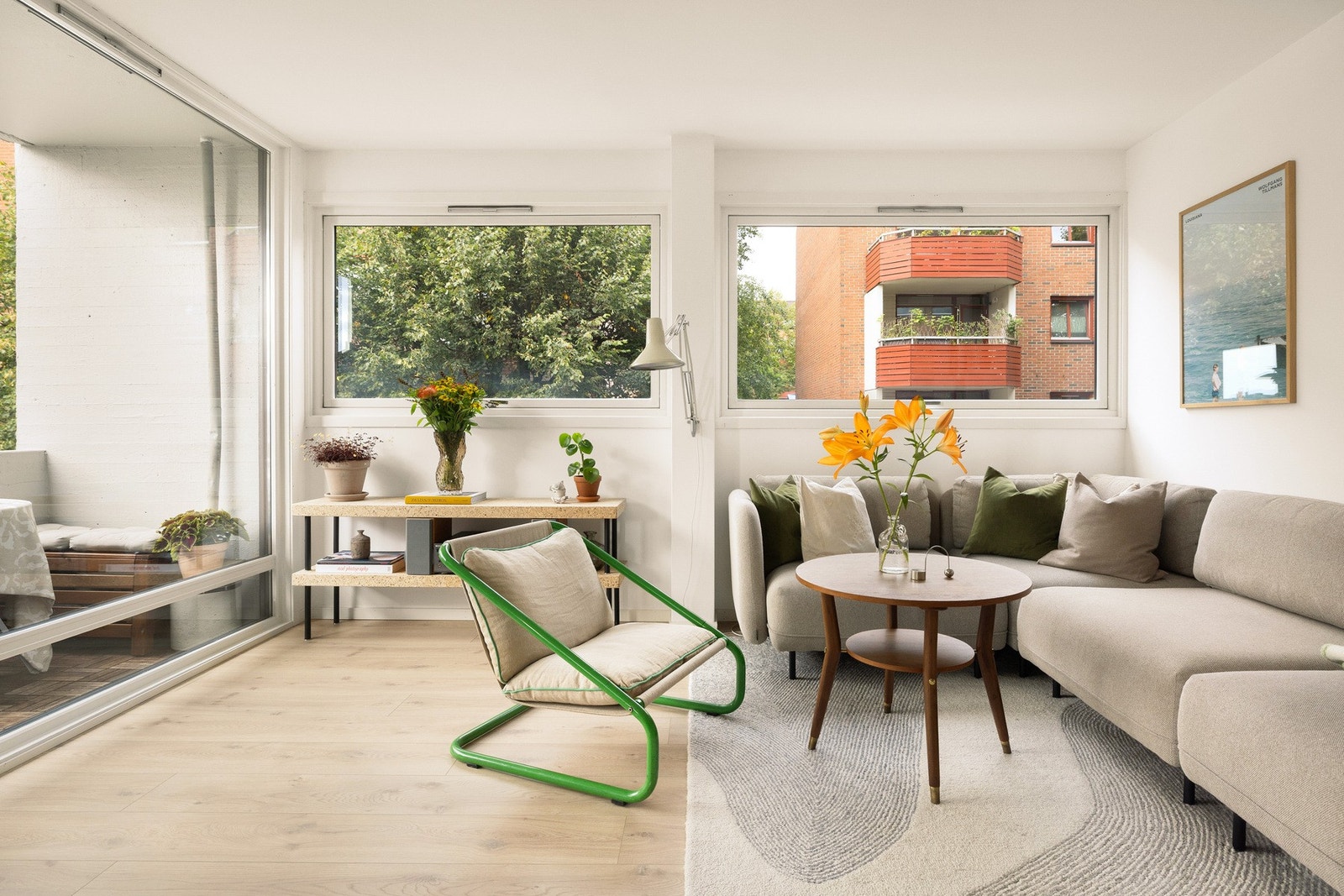 God plass til en hyggelig sofakrok med plass til stuebord og TV-løsning. Galleribilde