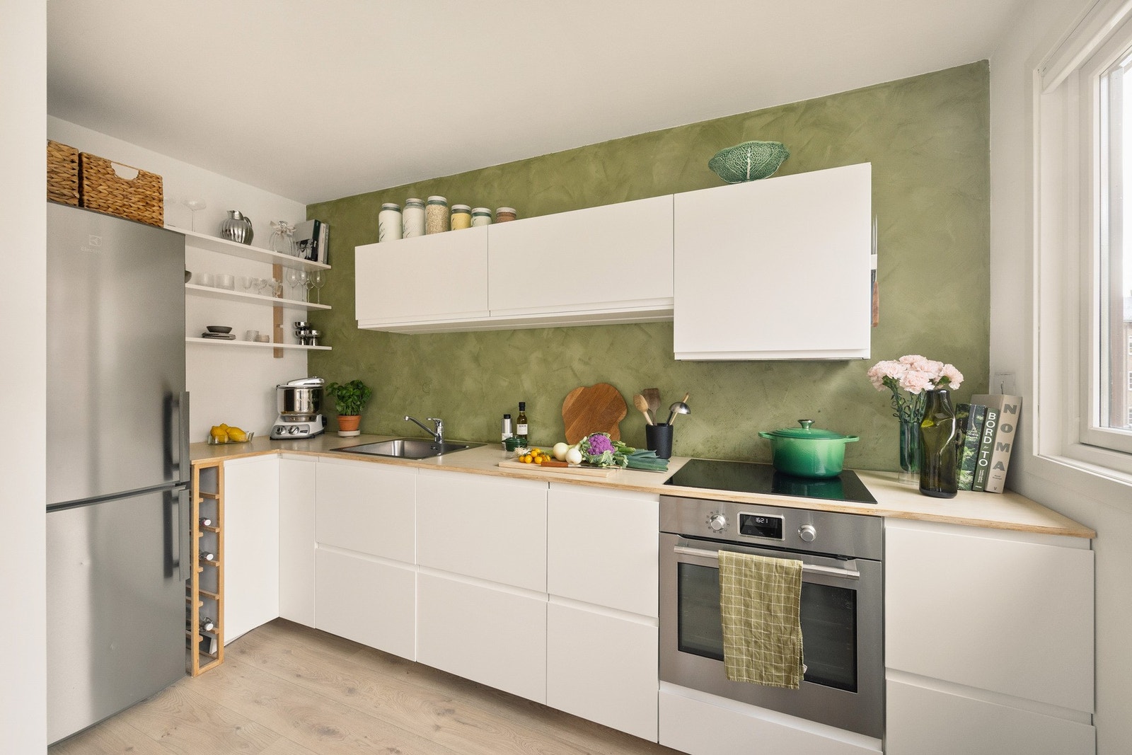 Innredningen er fra 2019 og har glatte, tidløse fronter kombinert med benkeplate av behandlede kryssfiner plater. Galleribilde