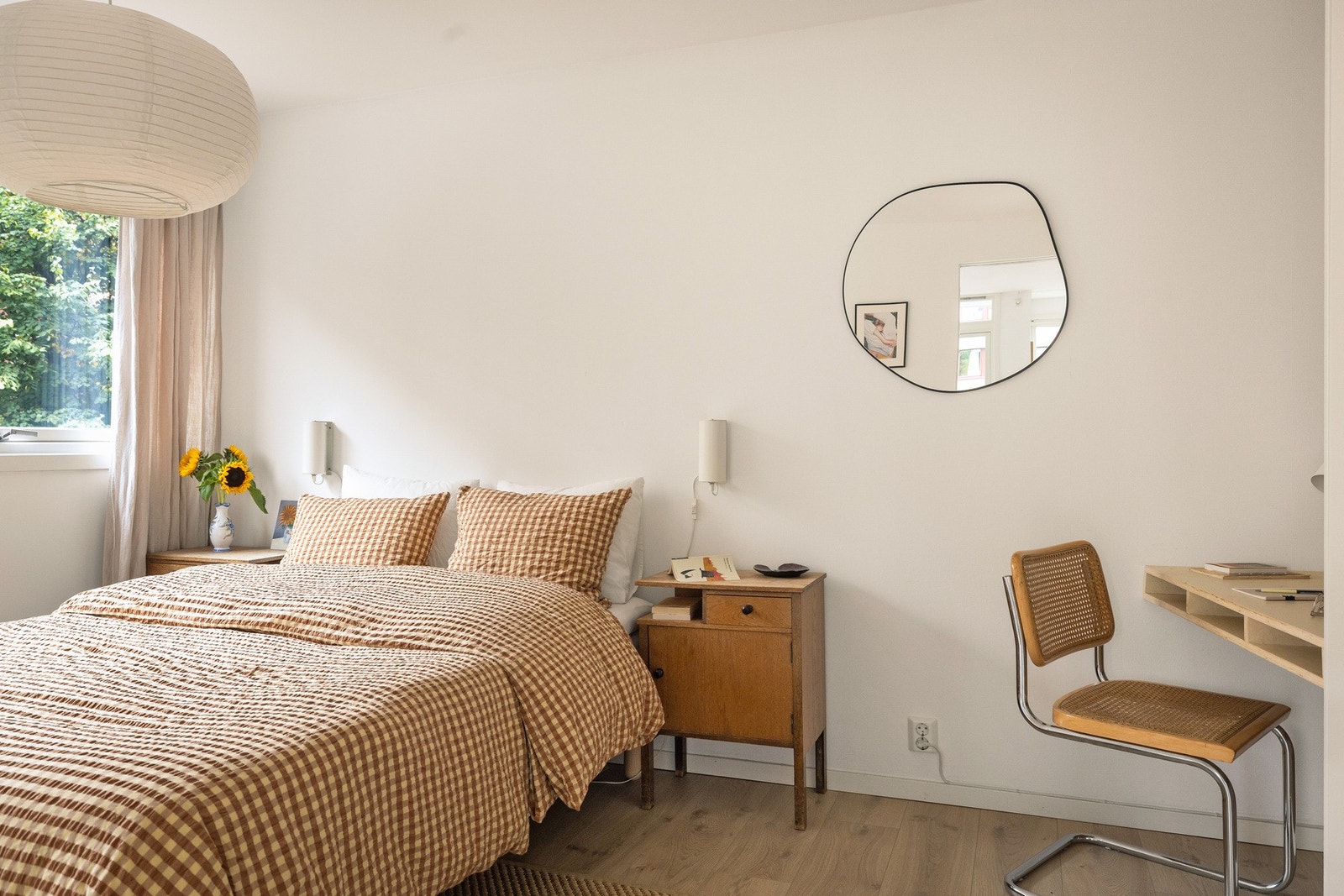 Romslig og innbydende soverom med fleksible møbleringsmuligheter. Galleribilde