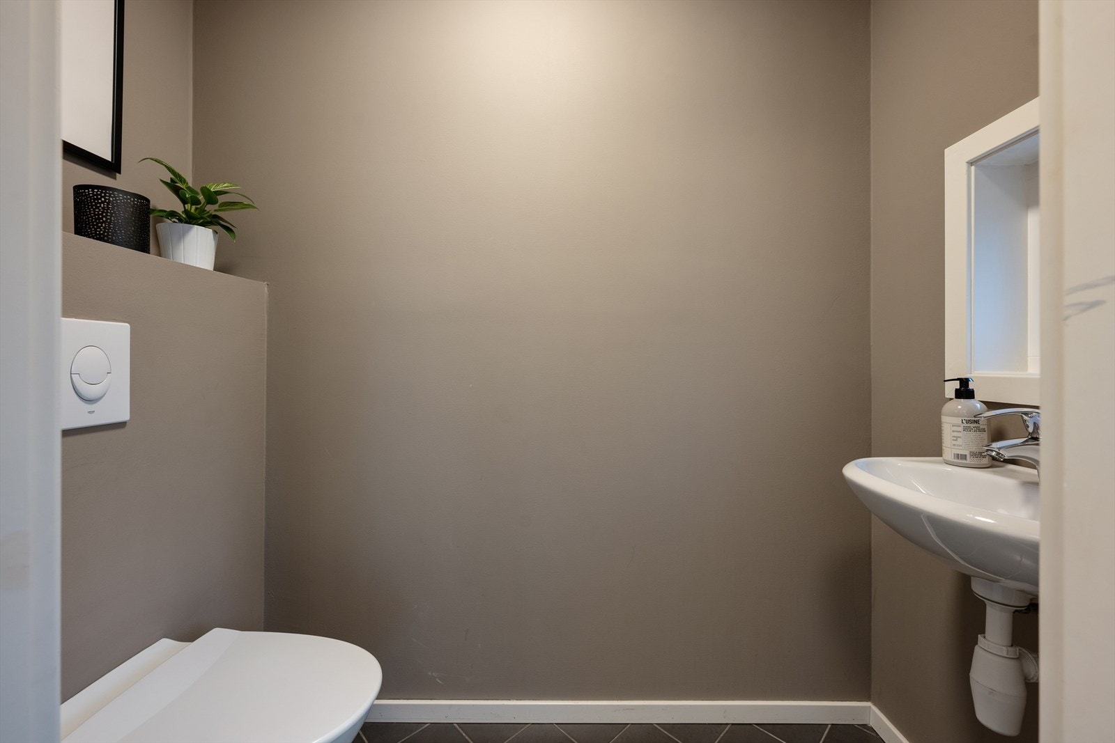 Boligen har et praktisk toalettrom ved gangen. Toalettrommet har fliser på gulvet og malte plater på vegger og i tak. Galleribilde