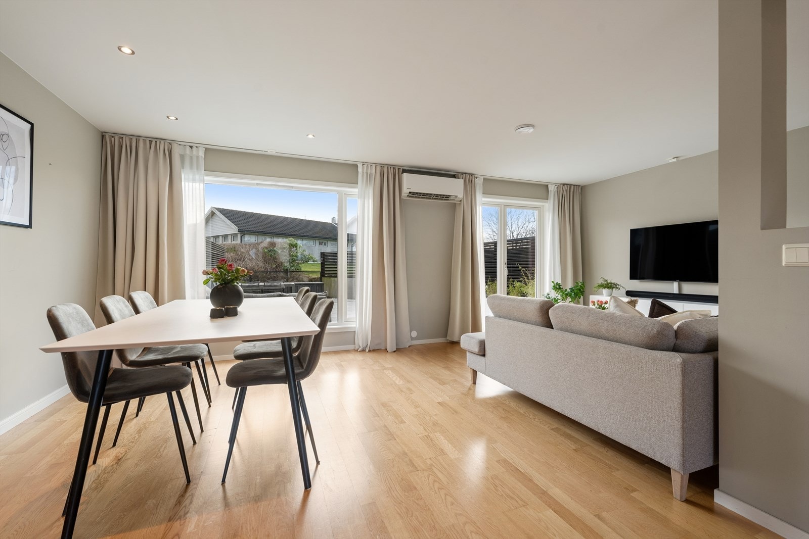 Det er montert varmepumpe fra 2022 som sørger for en jevn og fin varme hele året. Galleribilde