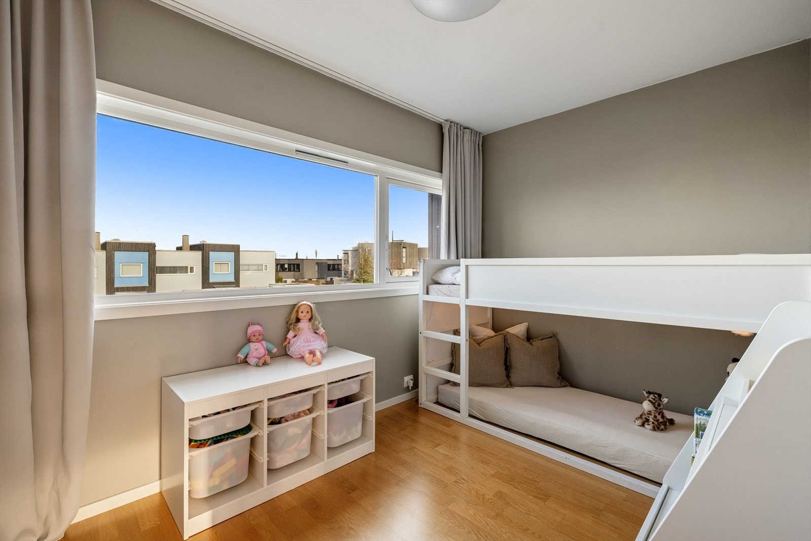 Soverom to og tre egner seg fint som barnerom, kontor eller gjesterom. Galleribilde