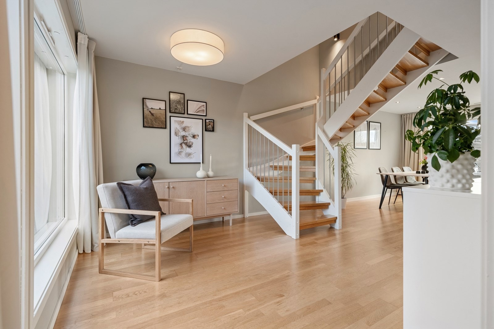 Trapp opp til andre etasje med tre soverom, bad og bod. Galleribilde