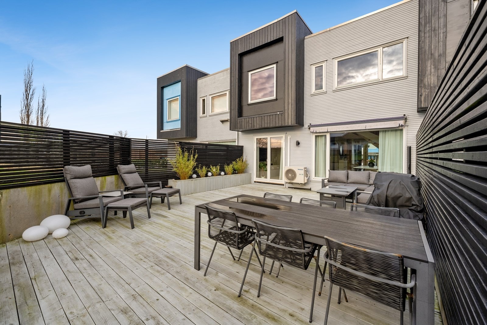 Herlig uteområde i front med gode solforhold. Her kan det plantes i kasser og møbleres med spisebord, lounge og grill. Galleribilde