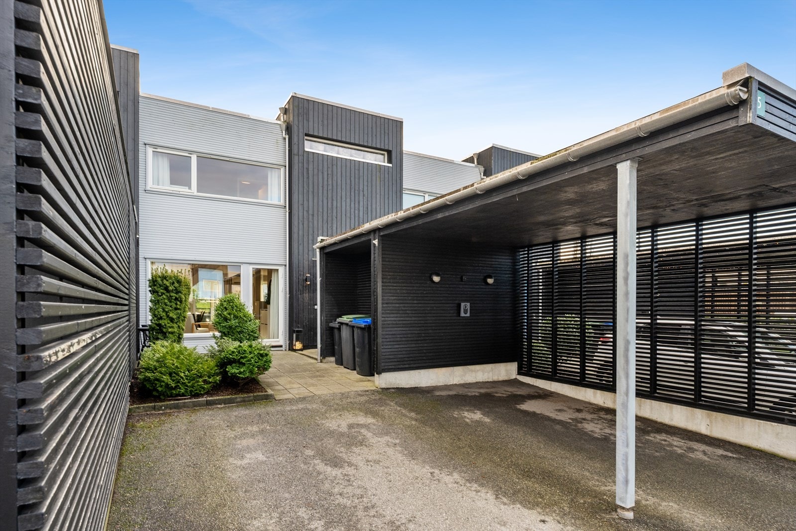 En flott familiebolig med populær beliggenhet og solrikt uteområde. Galleribilde