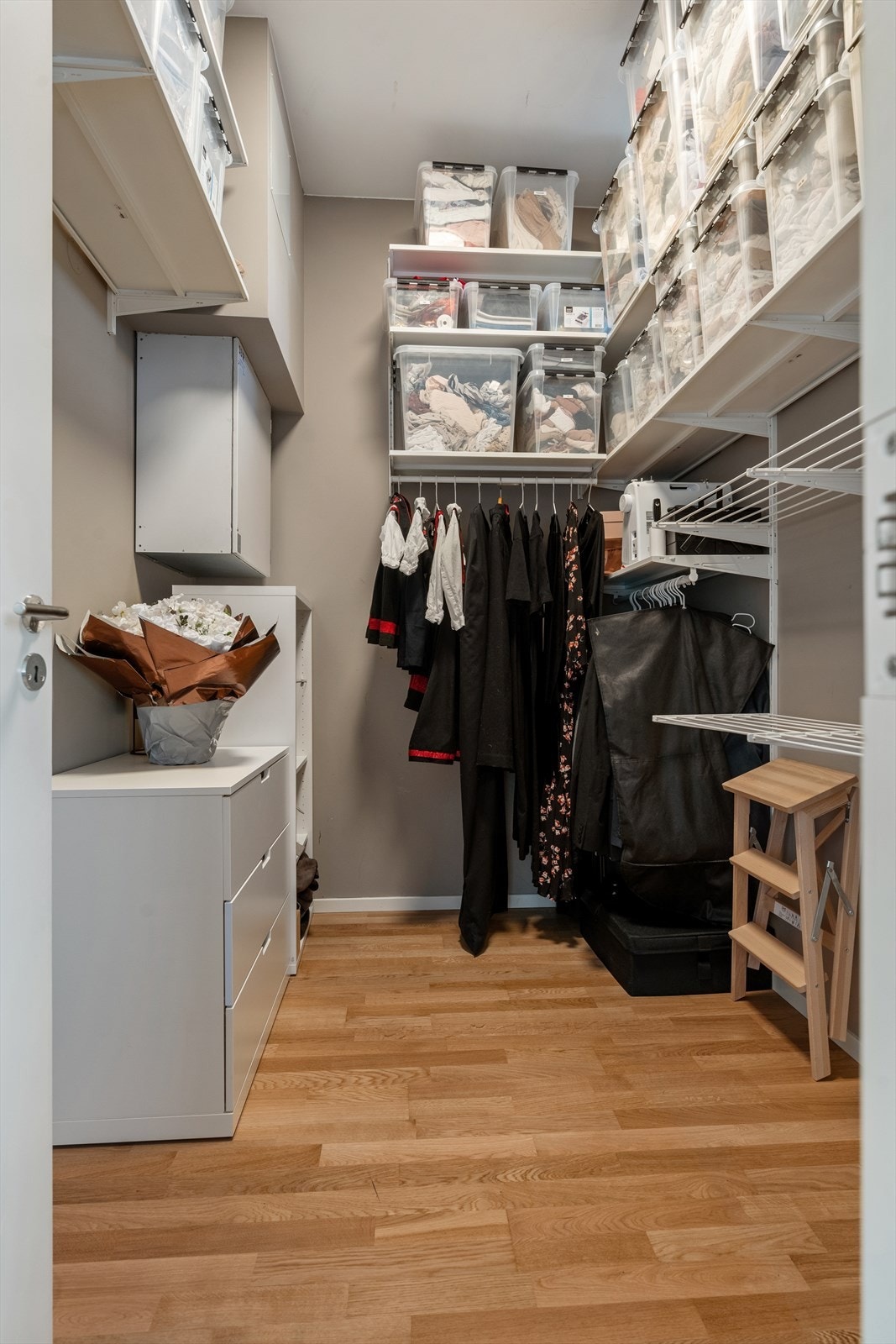 Det ene rommet har tilgang til bod/garderobe. Galleribilde