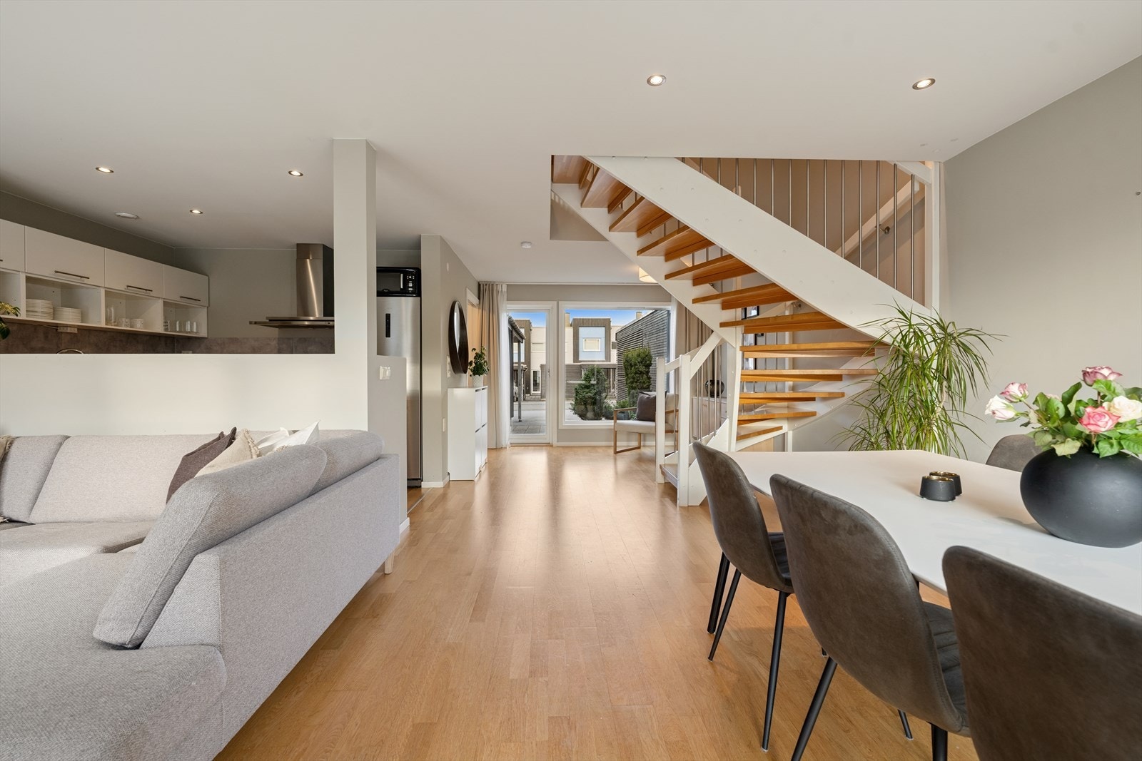 Rekkehuset er oppført i 2008 og har et bruksareal på 109 m² fordelt på to etasjer. Galleribilde