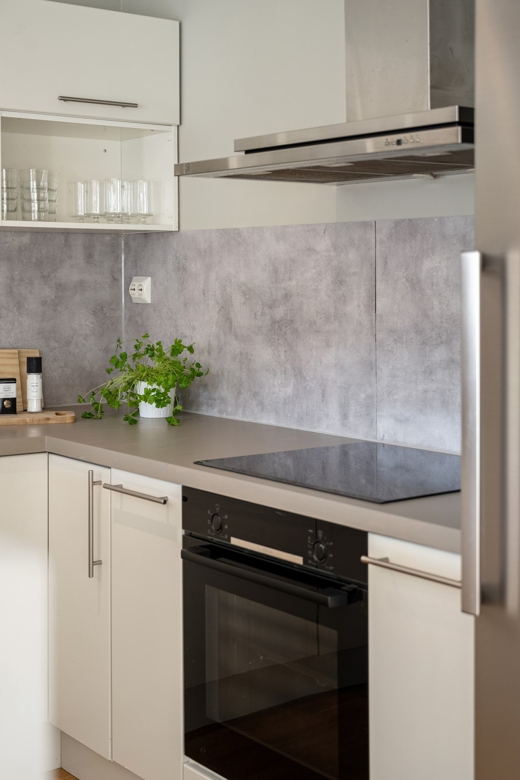 Kjøkkenet er utstyrt med stekeovn, oppvaskmaskin, platetopp og kjøl/fryseskap. Galleribilde