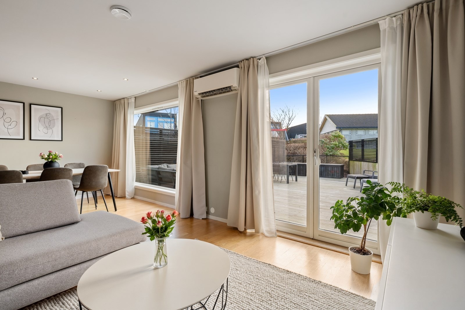 Første etasje inneholder entré, stue/kjøkken og toalettrom. Galleribilde