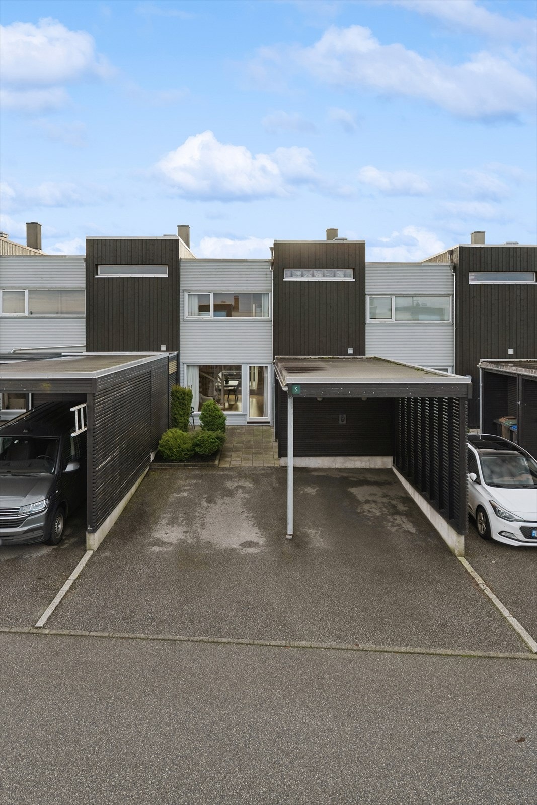 Parkering i carport og en biloppstillingsplass. Galleribilde