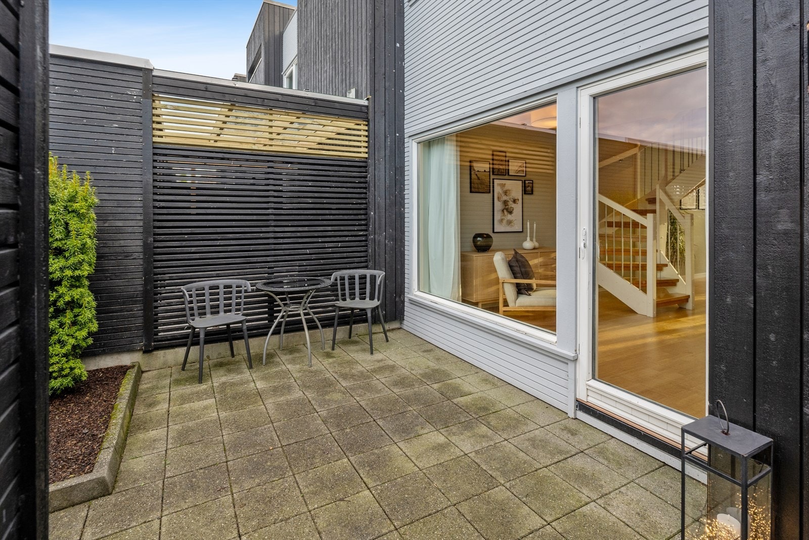 Trivelig uteplass ved inngangspartiet. Galleribilde