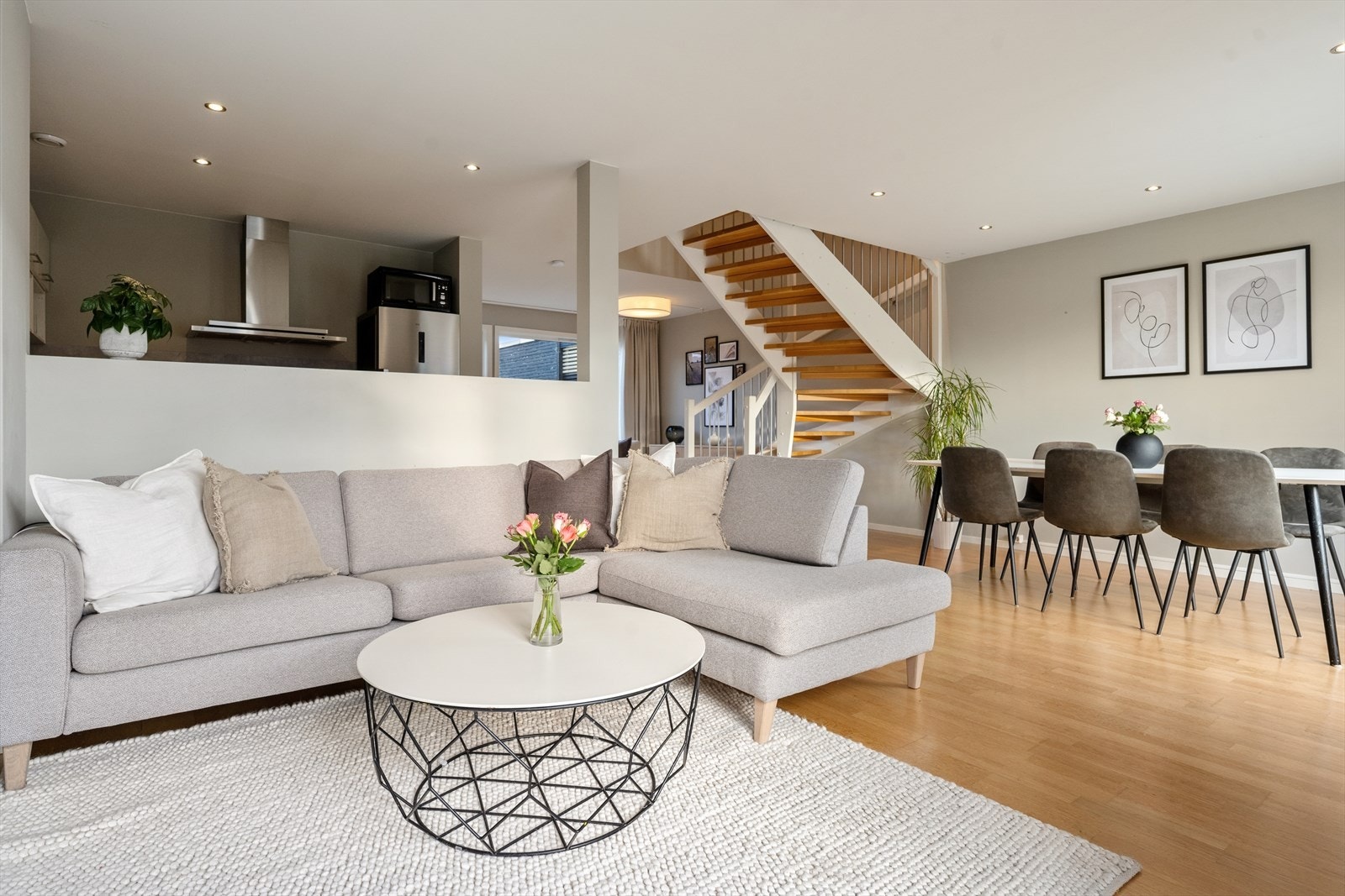 Kjøkken og stue ligger i åpen løsning med vindusflater mot to himmelretninger, dette gir et flott gjennomgående lys i rommet. Galleribilde